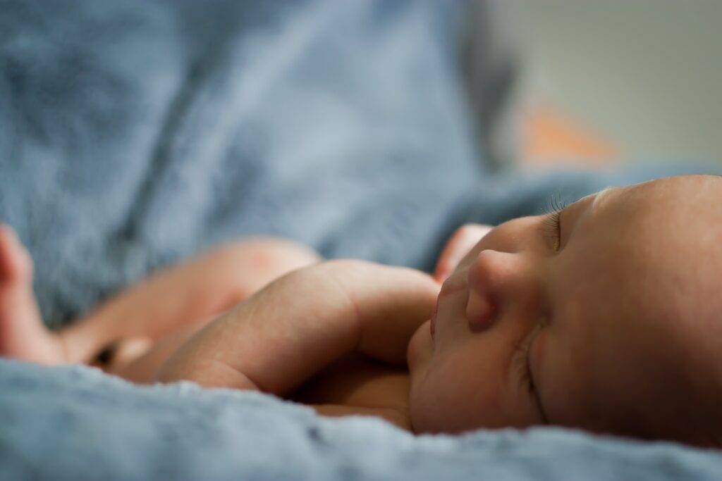 Newborn baby img