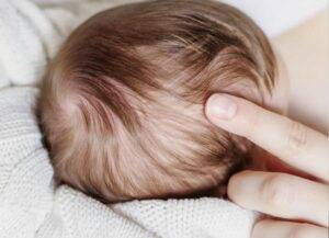 Fontanel-newborn-baby-head-soft-spot-2-child's head