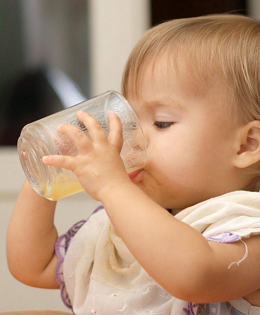 10 Fun Ways to Encourage Your Child to Drink More Fluids 3 children-hydration