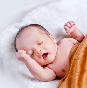 Is It Normal if Newborn Baby Roll Onto Their Side? Understanding Baby Milestones and Safety Tips 1 newborn baby roll onto their side
