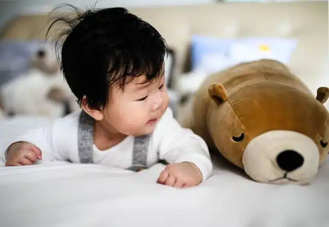 How Head-Lifting Supports Cognitive Development, Too (and 7 Easy Ways to Help Your Baby Thrive) 2 head-lifting